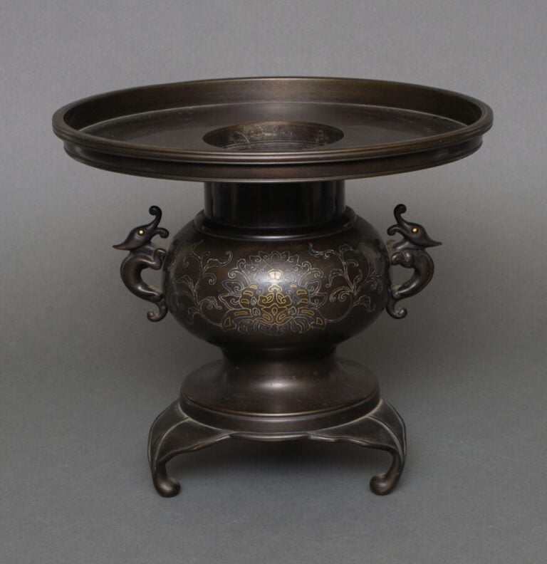 JAPON -Période Taisho (1912-1926 ) - Vase tripode Usubata en bronze patiné pour…