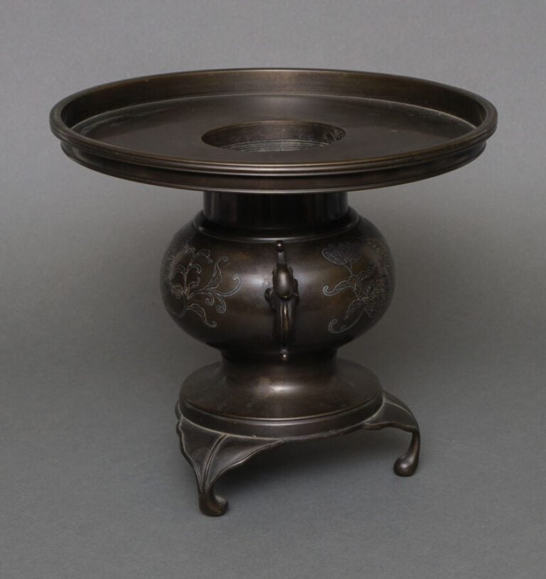 JAPON -Période Taisho (1912-1926 ) - Vase tripode Usubata en bronze patiné pour…