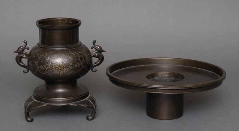 JAPON -Période Taisho (1912-1926 ) - Vase tripode Usubata en bronze patiné pour…