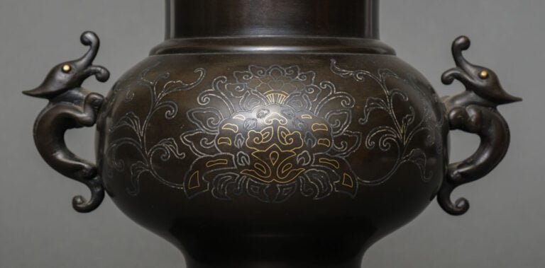 JAPON -Période Taisho (1912-1926 ) - Vase tripode Usubata en bronze patiné pour…