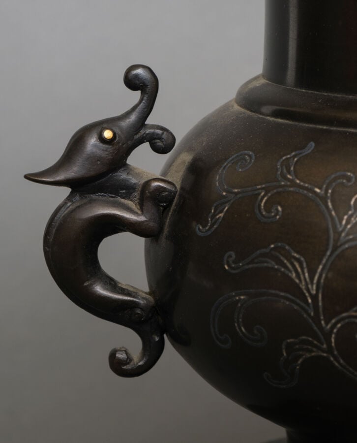 JAPON -Période Taisho (1912-1926 ) - Vase tripode Usubata en bronze patiné pour…