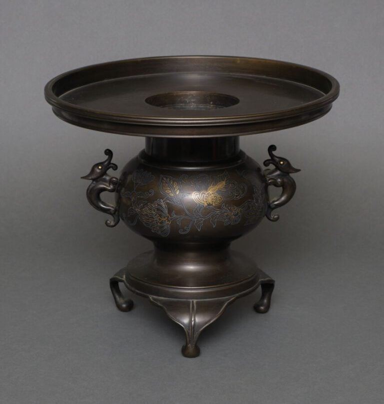 JAPON -Période Taisho (1912-1926 ) - Vase tripode Usubata en bronze patiné pour…