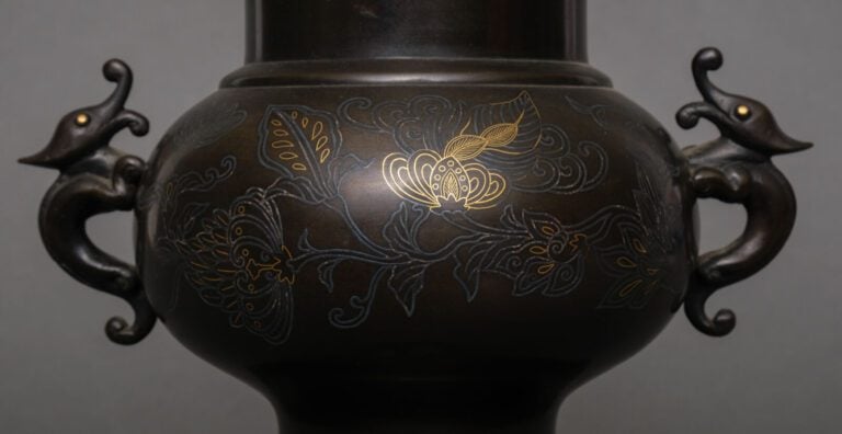 JAPON -Période Taisho (1912-1926 ) - Vase tripode Usubata en bronze patiné pour…