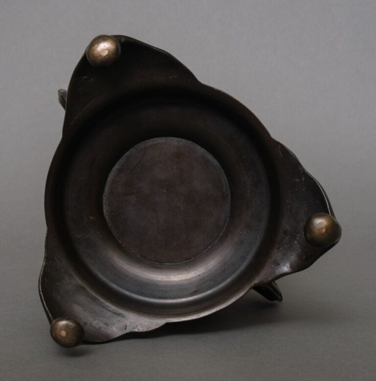 JAPON -Période Taisho (1912-1926 ) - Vase tripode Usubata en bronze patiné pour…