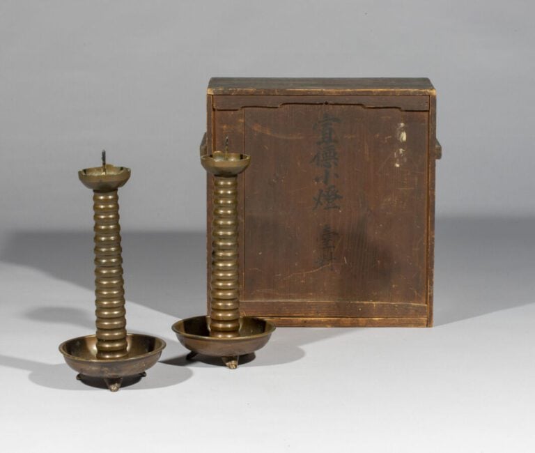 JAPON - Période Taisho / Début Showa - Ensemble de 2 bougeoirs en laiton annelé…