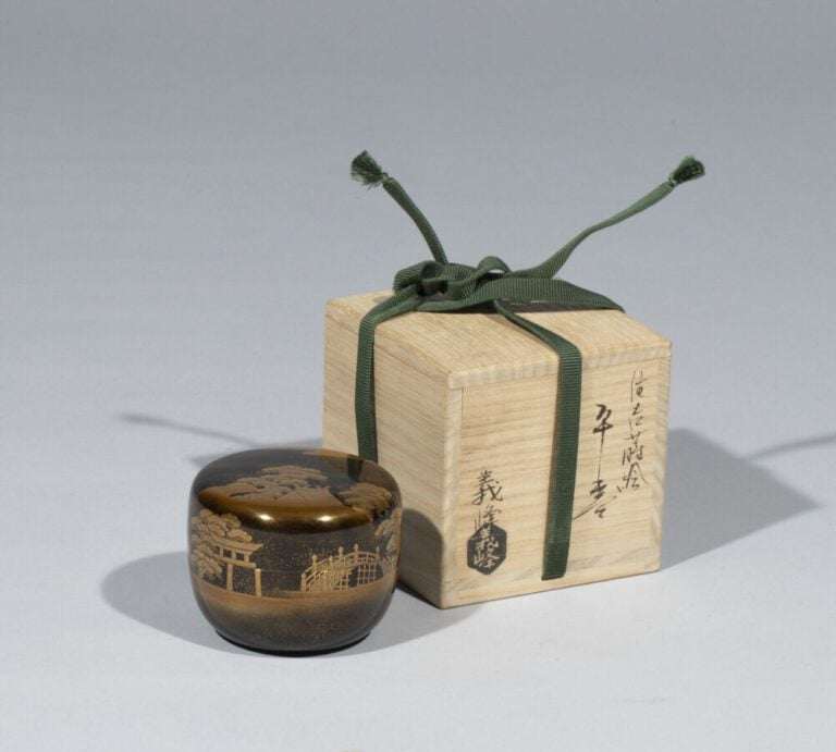 JAPON - XXème - Boîte à thé (Natsume) cylindrique en laque noire à décor laqué…