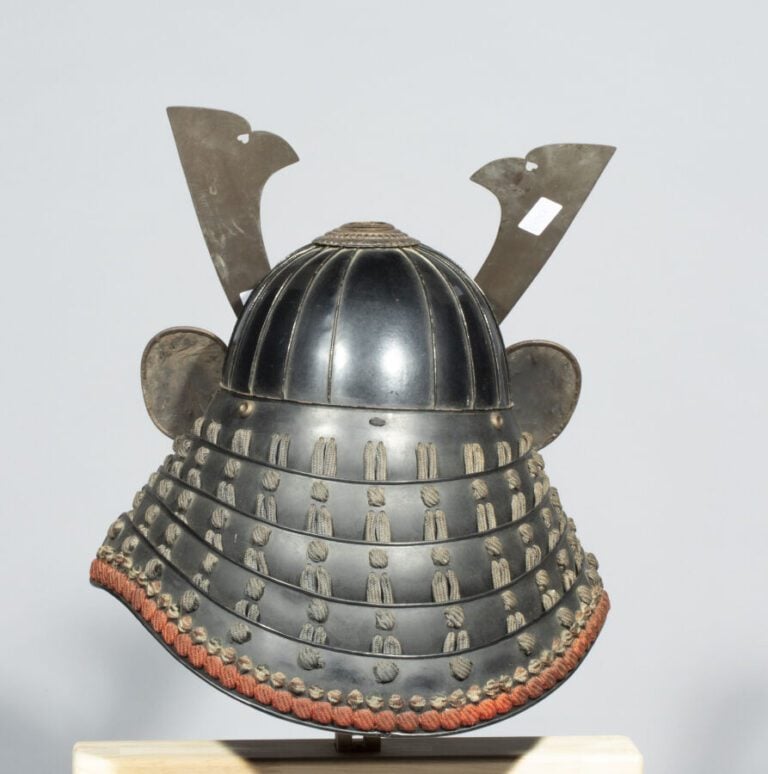 JAPON - XXème - Casque de guerre dit "Kabuto" à 16 plaques en fer, de type Suji…