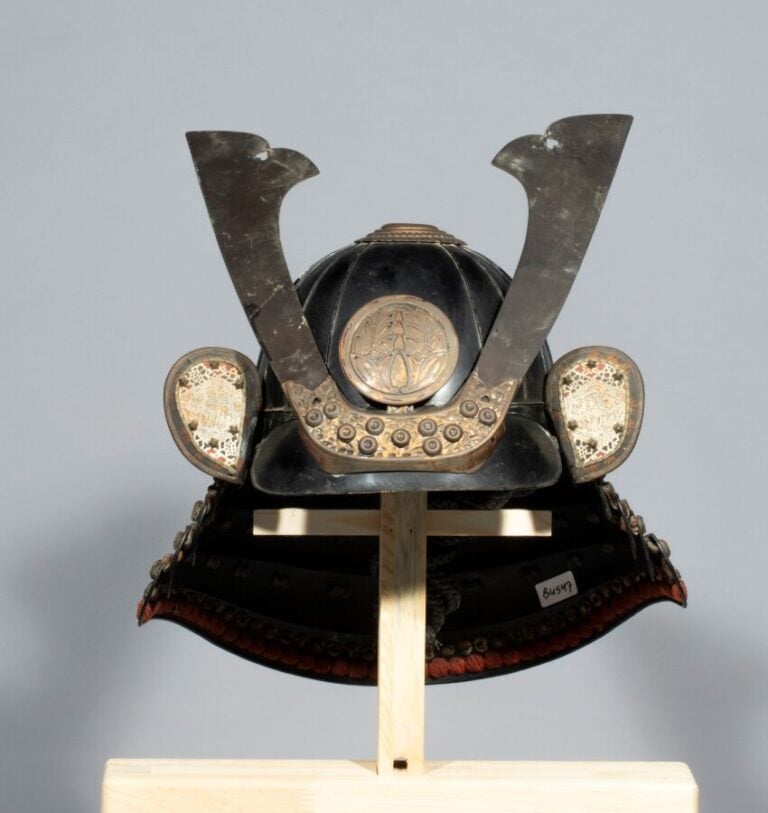 JAPON - XXème - Casque de guerre dit "Kabuto" à 16 plaques en fer, de type Suji…