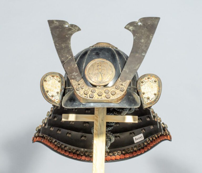 JAPON - XXème - Casque de guerre dit "Kabuto" à 16 plaques en fer, de type Suji…