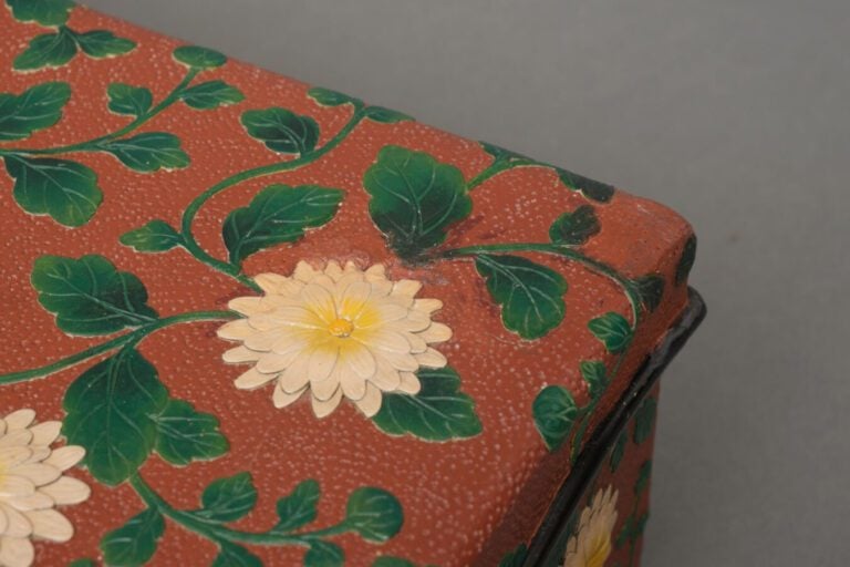 JAPON - XXème - Coffret laqué rouge à décor de fleurs et végétaux en relief. -…