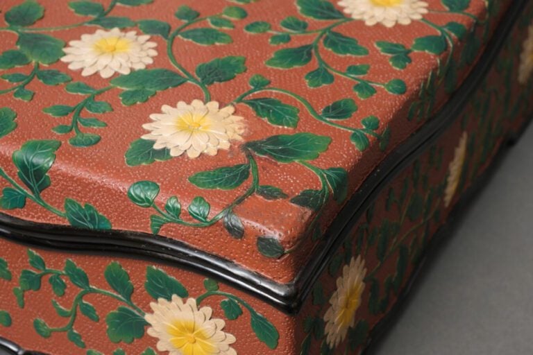 JAPON - XXème - Coffret laqué rouge à décor de fleurs et végétaux en relief. -…