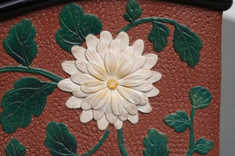 JAPON - XXème - Coffret laqué rouge à décor de fleurs et végétaux en relief. -…