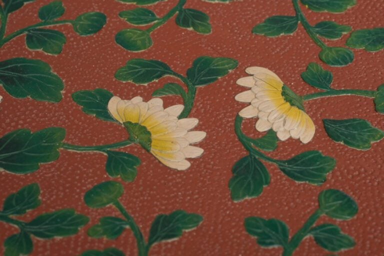 JAPON - XXème - Coffret laqué rouge à décor de fleurs et végétaux en relief. -…