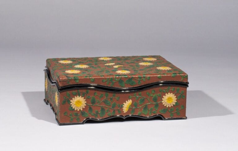 JAPON - XXème - Coffret laqué rouge à décor de fleurs et végétaux en relief. -…