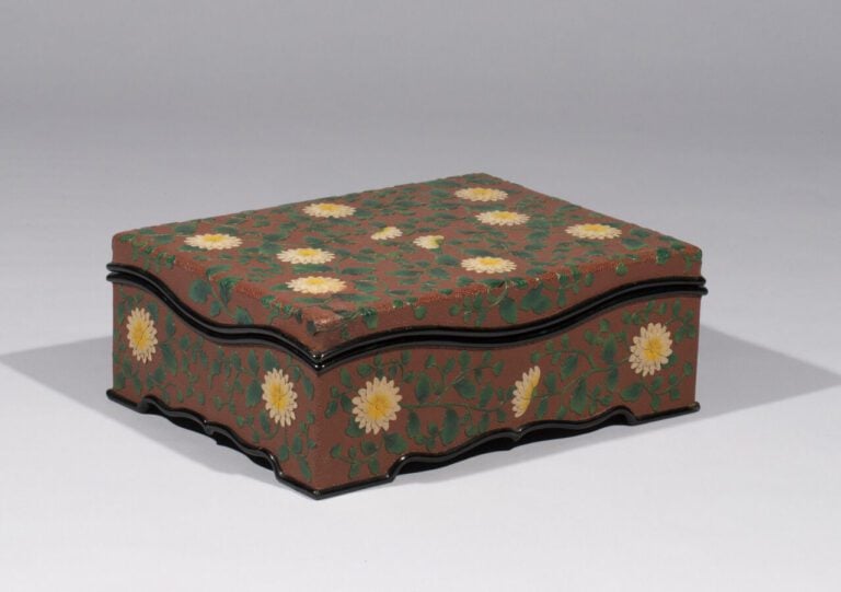JAPON - XXème - Coffret laqué rouge à décor de fleurs et végétaux en relief. -…