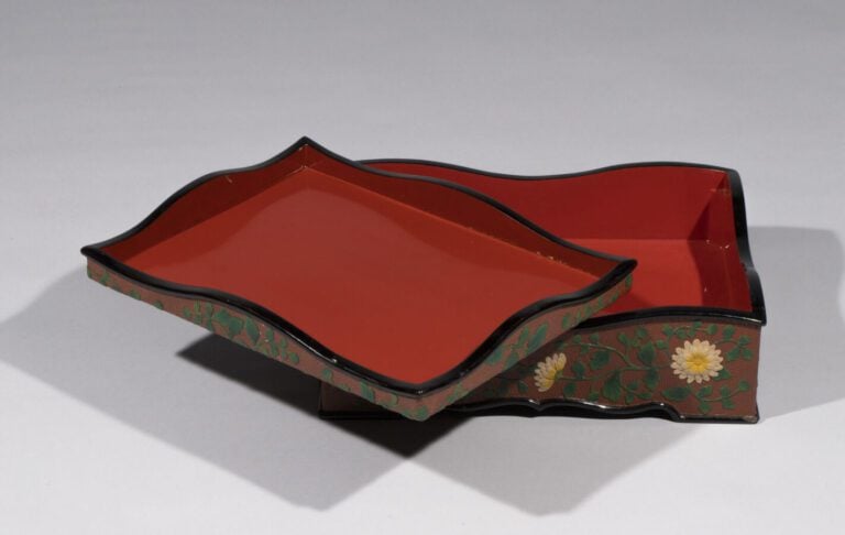JAPON - XXème - Coffret laqué rouge à décor de fleurs et végétaux en relief. -…