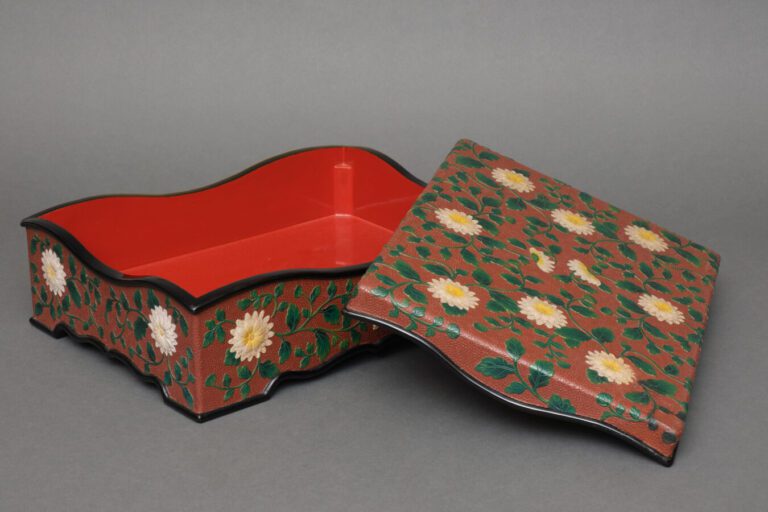 JAPON - XXème - Coffret laqué rouge à décor de fleurs et végétaux en relief. -…