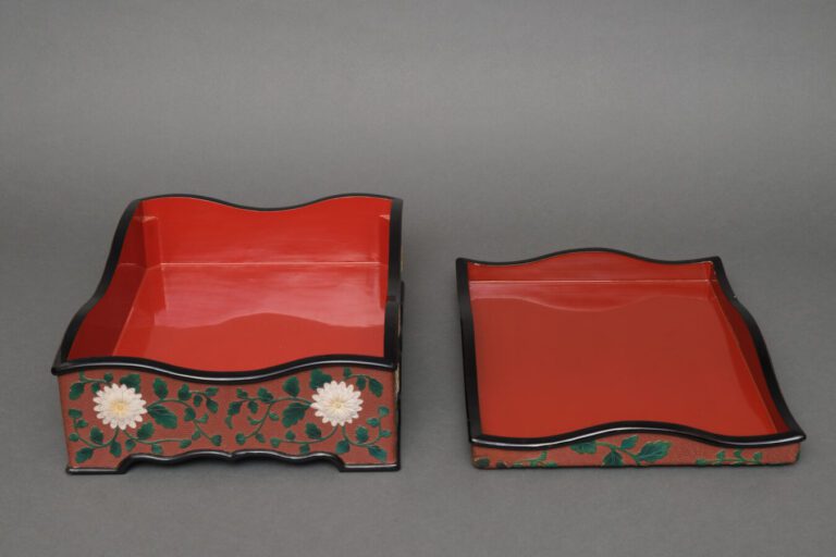 JAPON - XXème - Coffret laqué rouge à décor de fleurs et végétaux en relief. -…