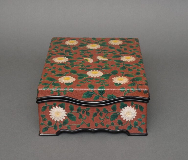 JAPON - XXème - Coffret laqué rouge à décor de fleurs et végétaux en relief. -…