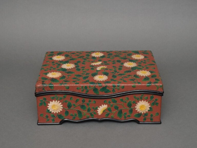 JAPON - XXème - Coffret laqué rouge à décor de fleurs et végétaux en relief. -…