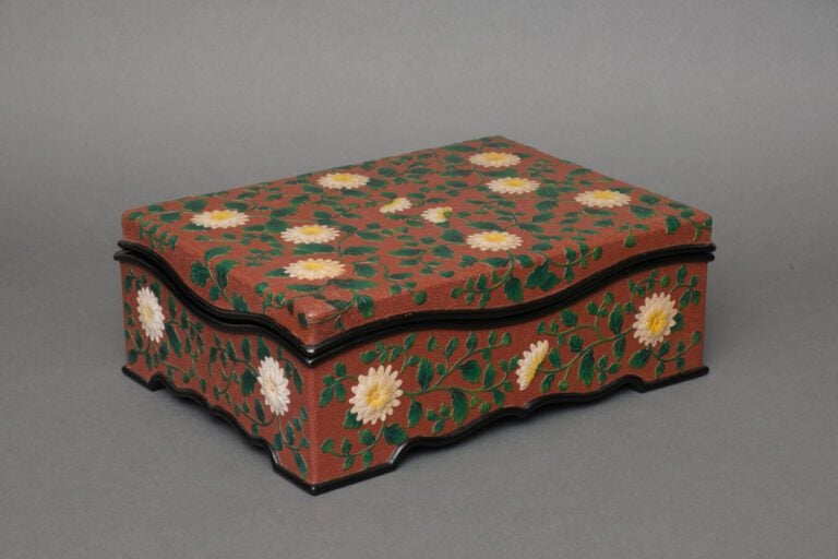 JAPON - XXème - Coffret laqué rouge à décor de fleurs et végétaux en relief. -…