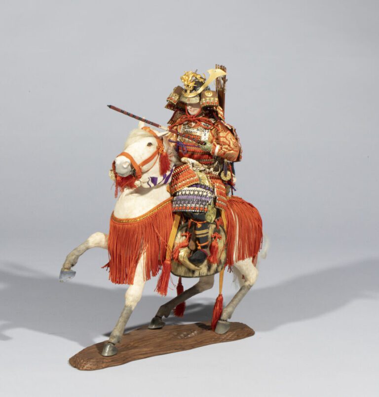 JAPON - XXème - Figurine représentant un cavalier Samurai vétu d'une armure col…