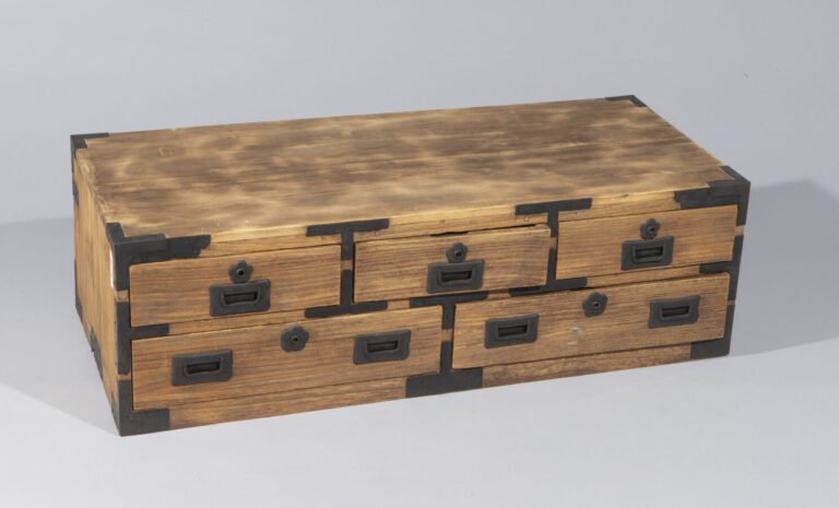 JAPON - XXème - Meuble bas en bois à trois petits tiroirs et deux grands tiroir…