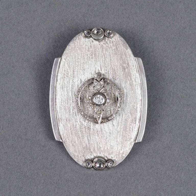 Jean DESPRES (1889-1980) - Broche ovale en argent (925%o) ciselé et martelé, se…