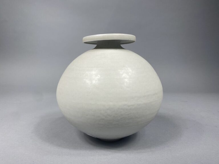 Jean GIREL (1947) - Vase à panse bombée et col étranglé évasé en céramique émai…