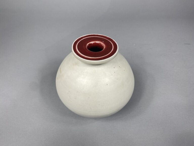 Jean GIREL (1947) - Vase à panse bombée et col étranglé évasé en céramique émai…