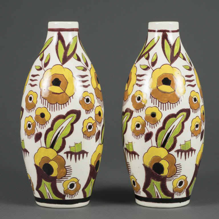 KERAMIS - Paire de vases en faïence de forme balustre à décor de fleurs et feui…