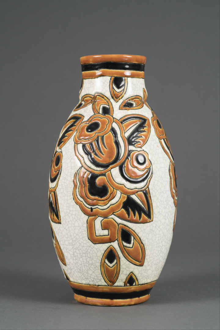 KERAMIS - Paire de vases en faïence émaillée de forme amphore à décor de fleurs…