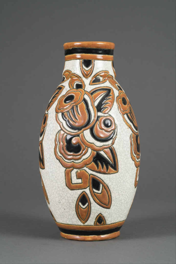 KERAMIS - Paire de vases en faïence émaillée de forme amphore à décor de fleurs…