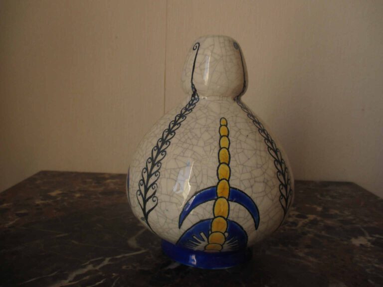 KERAMIS - Petit vase en faïence émaillée de forme ovoïde à décor tournant styli…