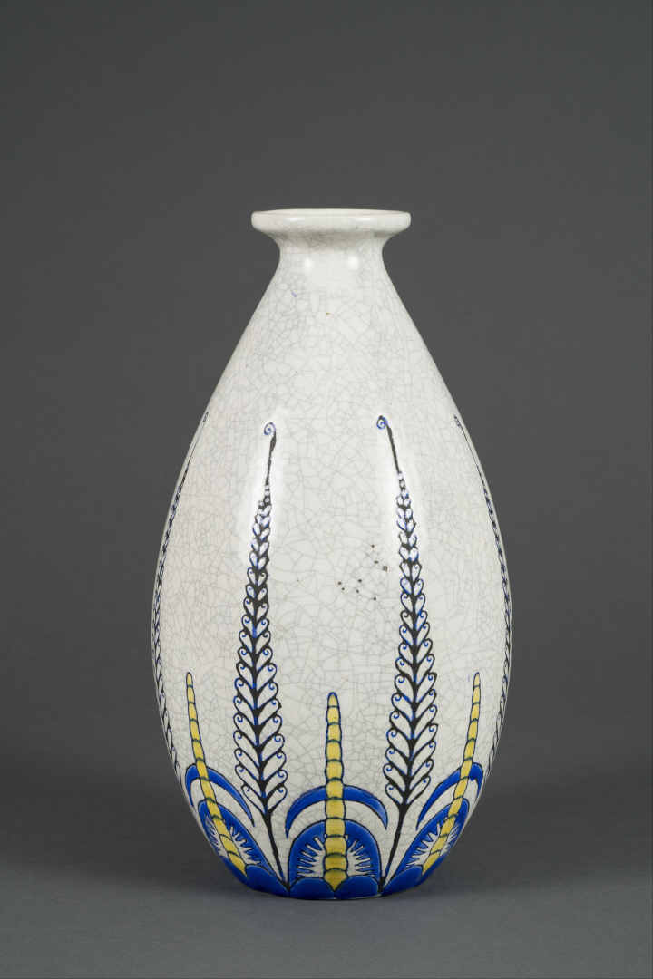 KERAMIS - Vase de forme balustre à col annulaire ras et décor tournant stylisé…