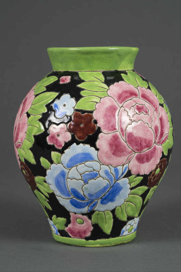 KERAMIS - Vase en faïence à panse renflée et large col à décor de grosses fleur…