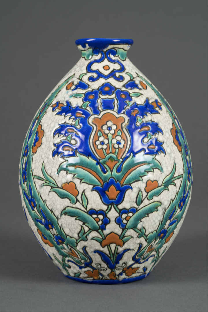 KERAMIS - Vase en faïence émaillée de forme balustre à décor tournant dans le g…