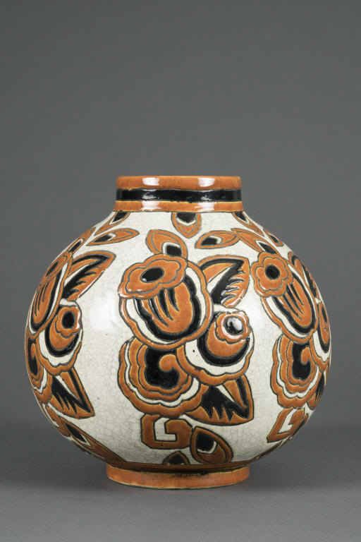 KERAMIS - Vase en faïence émaillée de forme boule à décor de fleurs stylisées d…