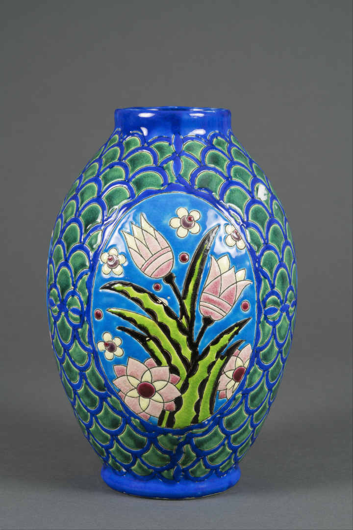 KERAMIS - Vase en faïence émaillée de forme ovoïde à décor floral dans un encad…