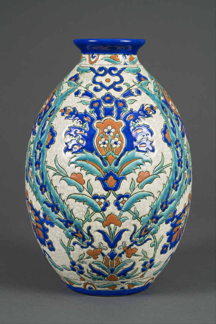 KERAMIS - Vase en faïence émaillée de forme ovoïde à décor tournant dans le goû…