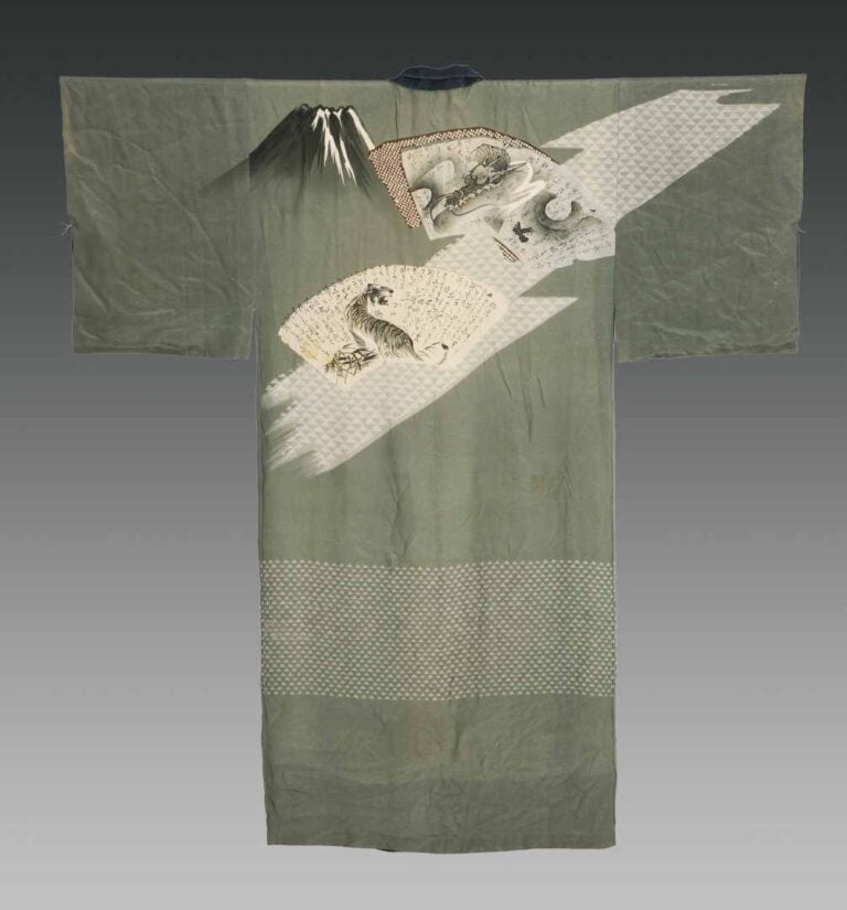 KIMONO EN SOIE IMPRIMEE A DECOR DE DEUX EVENTAILS - Japon, Epoque XXe siècle -…