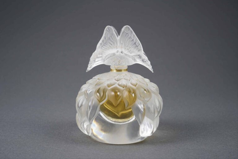 LALIQUE FRANCE - Modèle "Butterfly" - Flacon en cristal de forme ovoïde à décor…