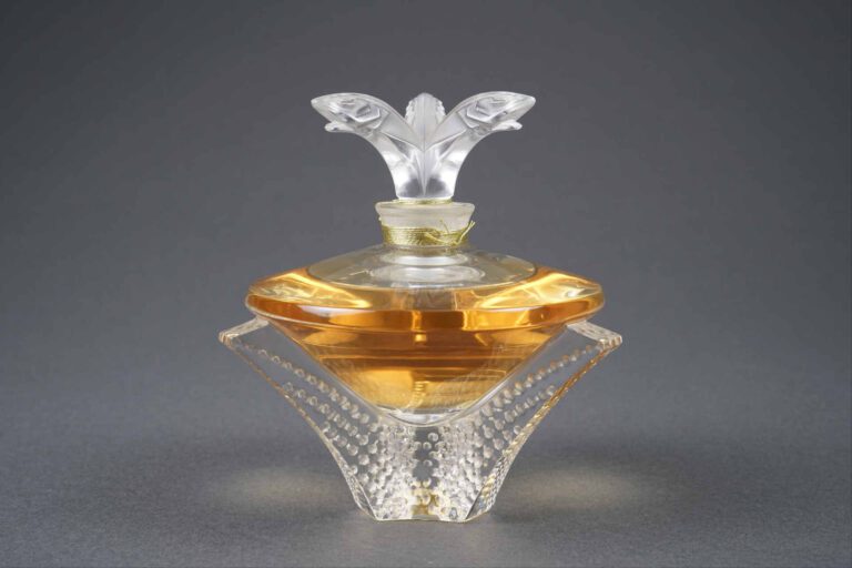 LALIQUE FRANCE - Modèle "Cascade" - Flacon de parfum en cristal à décor d'une f…
