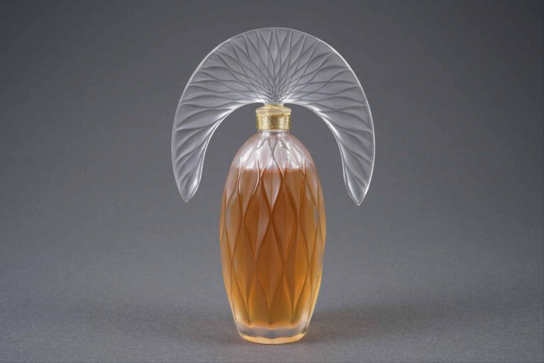LALIQUE FRANCE - Modèle "Commedia de Lalique" - Flacon de parfum en cristal à d…