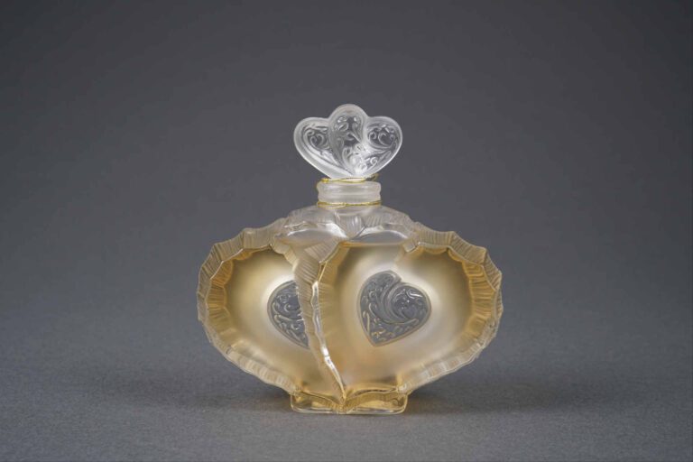 LALIQUE FRANCE - Modèle "Deux Coeurs" - Flacon de parfum en cristal en forme de…