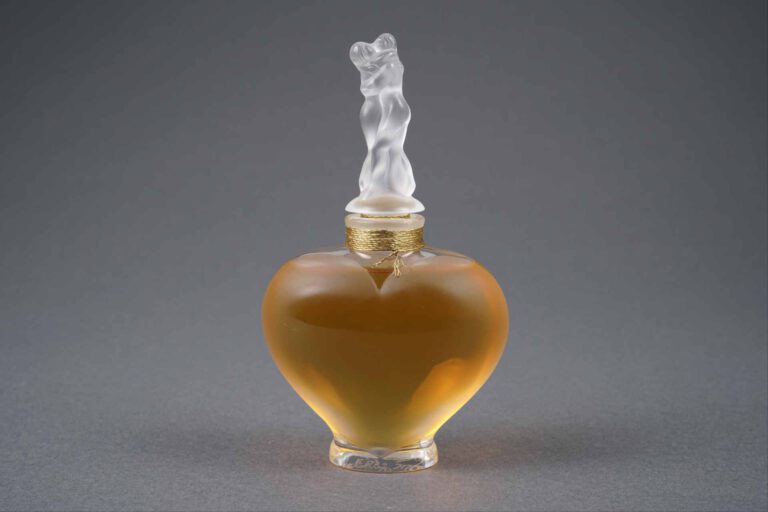 LALIQUE FRANCE - Modèle "L'Amour" - Flacon de parfum en cristal dépoli de forme…
