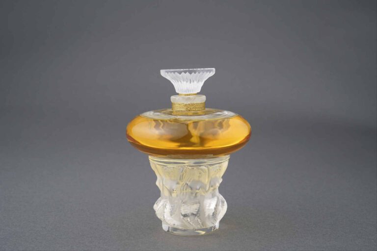LALIQUE FRANCE - Modèle "Les Sirènes" - Flacon de parfum en cristal partielleme…