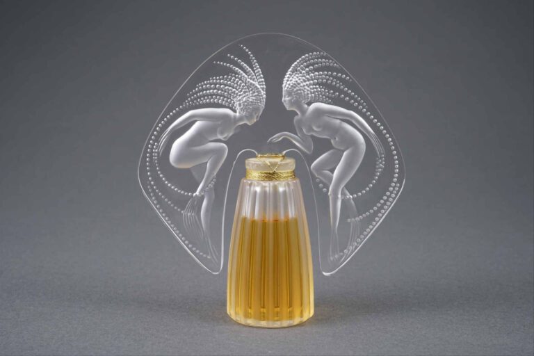LALIQUE FRANCE - Modèle "Ondines" - Flacon en cristal, la panse à décor rainuré…