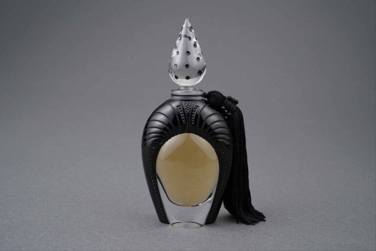 LALIQUE FRANCE - Modèle "Shéhérazade de Lalique" - Flacon en cristal, panse à d…