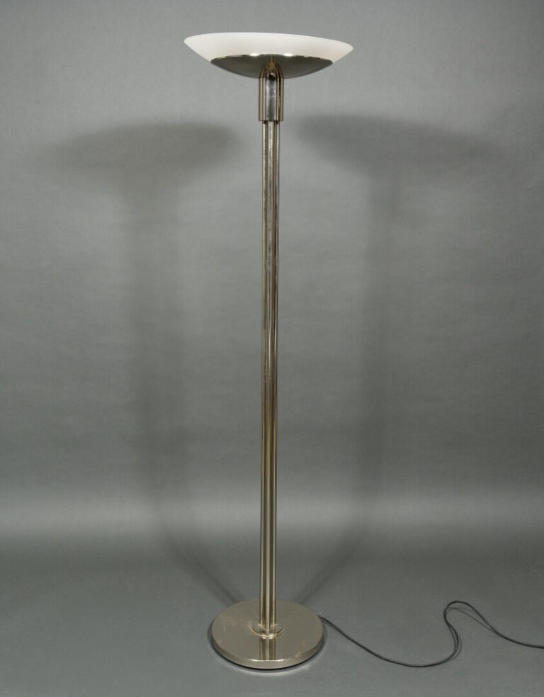 Lampadaire en métal chromé, le fût rainuré supportant un réflacteur hémisphériq…